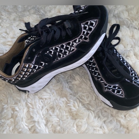 😍Chanel Sneakers Suede Calfskin Embroidered CC 41 - Picture 1 of 13